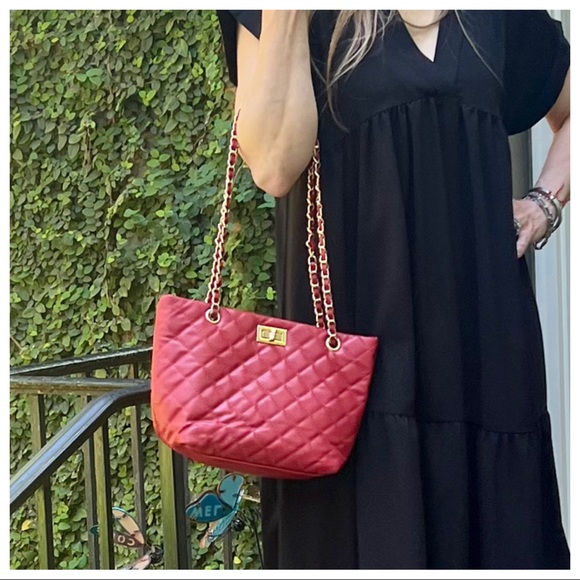 Chic Gold chain Embossed Red Tote Bag - Picture 2 of 4